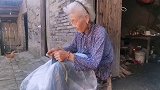 农村老人自力更生，每日搓麻绳卖钱，看着真心酸！