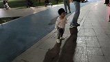 话不多说，看萌宝跳广场舞