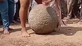 国外大力士是真的厉害，三百多斤的石球，轻松抱起！