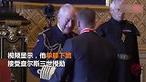 贝克汉姆盼了14年终于获封爵士头衔，单膝跪地受封画面公开