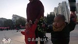 鱼米宝宝偶遇小哥哥吃巧克力，两宝虎视眈眈盯着，直接把对方吓跑