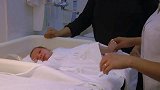 新生儿出院该不该隆重瞧这宝宝打扮成这样，那是相当可以啊