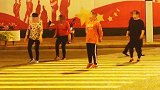 大妈斑马线上跳广场舞！夜间占道行人无奈避让，若被撞谁之责？