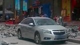 拒接个电话，女司机开奥迪不挪车，包工头送她一个“孤岛”
