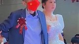 感人至深女儿出嫁当天，父亲含泪送别，令人动容