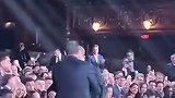 凯恩获奖后罗德里第一个起身拥抱祝贺