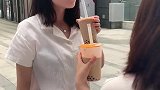 街边遇到两个小姐姐，你偷偷喝奶茶的动作是认真的吗