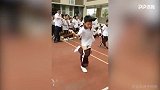 小学生跳绳大赛太激烈 裤子掉了都来不及提