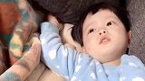 小宝贝躺在沙发上的样子，真的好呆萌呀