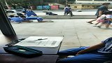 听你们的意见让他们知道社会的险恶，抢了他们的卡片，然后去外面