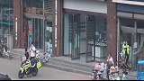 太难了，买瓶水都能被“狗粮”呛到！骑警遇情侣借警车拍照忙回避