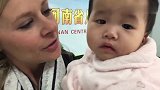 收养的中国宝宝，不哭不笑不说话，美国家人却个个都爱她