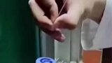 中医学院学生练扎针灸，根根刺穿瓶盖