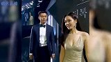 孙艺珍上台领奖，朝玄彬回眸一笑，玄彬下意识反应够我十天狗粮
