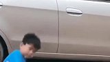 两个小伙子找别人较量，结果太逗了