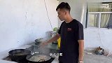 新疆老爸过生日，4斤马肉大锅煮，一盘长寿面胜过山珍海味