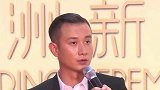 没公德心！文章公众场合随地小便还让友人望风