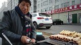 实拍鸡蛋卷制作过程，几秒钟就做好一个，小朋友的最爱