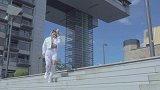 一身白色显单调？加入印花内搭瞬间生动起来