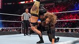 RAW第1478期：情谊破裂！善娜凶狠踩踏 奈娅发出杀猪般叫声
