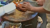 香港烧腊档，最公平的斩烧鸭开刀方式，左右相等，老师傅秀刀工