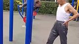 大爷公园上演铁头功