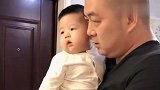 这一看就是亲生的,小宝宝和爸爸的表情好像,基因真是强大啊！