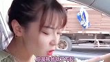 你看坐后座的叔叔,他笑的多开心