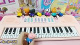 乔治带朋友一起弹钢琴，儿童电子琴