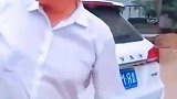 大衣哥开着刚买的豪车去会亲家