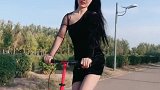 身材好就是任性，连兜风都这么迷人，这个小车真不错！
