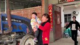 婆婆榨肉熬夜到零点，小忆整视频困了定闹钟，娘家人来家帮大忙