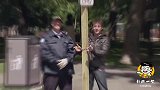 国外恶搞：警察走开一会儿让路人帮忙看逃犯，结果逃犯开手铐跑了