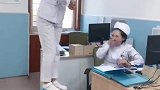 这位护士小姐姐厉害了，都敢这样叫嚣，还好护士长是这个反应！
