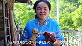 苗大姐牛肉炒杏鲍菇，天太热大口喝汤，吃完下地浇水满身汗