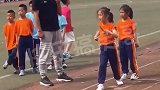 校运会女孩接力跑步落后，下一秒爸爸接过棒狂奔力挽狂澜。