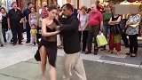 阿根廷街头演绎经典探戈名曲《一步之遥》 性感与优雅一体