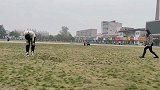 敢让她在众人面前出丑，回家后有你好受的