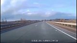 行车记录仪小轿车野蛮式超车，被对向大货车直接撞碎车头