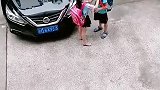 偷吃了零食准备上楼的姐弟，赶紧消灭证据，搞笑