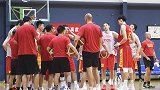 李楠率领中国男篮队员亮相 介绍队伍近期目标和备战状况