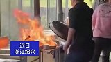 油锅起火怎么办，三名男子无从下手，再慢点家都烧没了