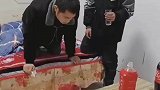 小伙子提前给老爷子氧气管啊
