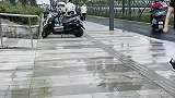 雨天路滑女子骑车摔倒，坐在台阶上默默哭泣