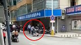 女子提交完离婚诉讼书在法院门口遭丈夫暴打 头部遭狠踹