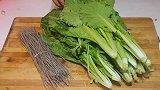 小白菜炖粉条怎么做才好吃？其实技巧很简单，饭店的大厨都这样做