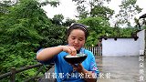 苗大姐做鱿鱼刺身大口吃，感觉像开天眼一样，脸部严重变形