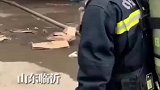 纸箱厂着火浓烟滚滚，消防员背上装备逆行而去