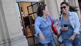 假人恶作剧，男子假扮成假人捉弄路人，路人非常惊讶