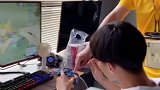 外卖小哥果然是万能的，这种事情居然都会做，可是最后你怎么给我